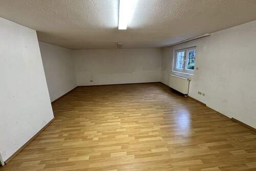 Hobbyraum mit Tageslicht im Keller - 