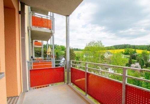 Ausblick Balkon - Etagenwohnung mit 60,40 m&sup2; in Thum zur Miete