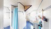 Badezimmer mit Wanne und Dusche im OG - 