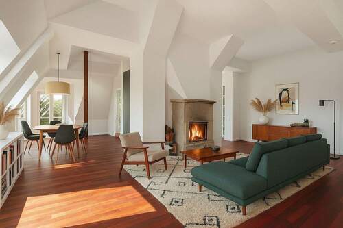 Wohnbereich (möbliert mit KI) - Moderne Dachgeschosswohnung mit loftartigem Wohnbereich und Turmerker mit Blick in den Bürgerpark