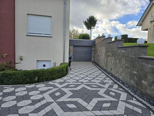 Hof mit Garage - 6 Zimmer Einfamilienhaus in Fließem