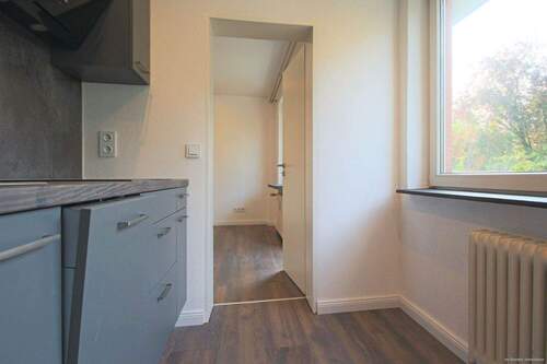 Küche mit Blick in den Wohnbereich - 