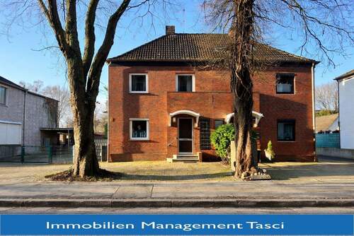 Frontansicht - Charaktervolle Doppelhaushälfte mit großem Grundstück