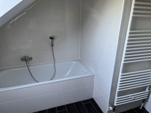 Bad mit Badewanne im 2. OG - 