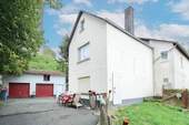 Haus und Hof - Wohnen unterhalb der Burg - mit Garten, 2 Garagen und weiteren Stellplätzen
