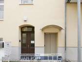 Hauseingang und Liftzugang - 
