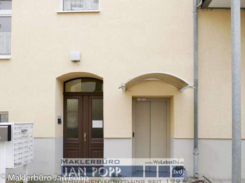 Hauseingang und Liftzugang - 