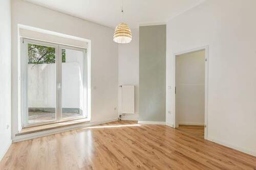 Schlafzimmer mit Hofzugang - 5 Zimmer Etagenwohnung zum Kaufen in Düsseldorf