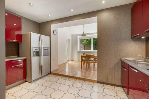 Küche mit Zugang zum Esszimmer - 