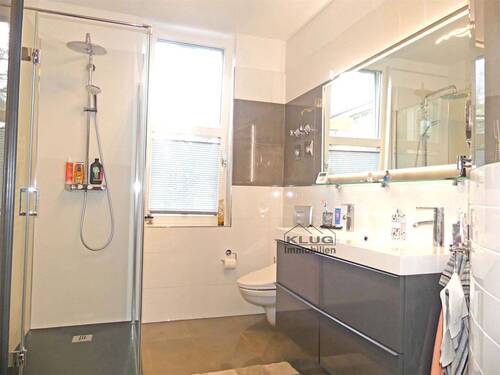 Modernes Duschbad WC im EG - 