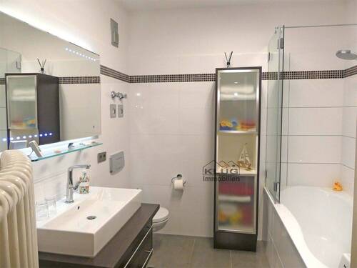 Bad WC im Sout. mit Duschwanne - 