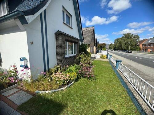 Vorgarten - 5 Zimmer Einfamilienhaus zum Kaufen in Lübeck-Buntekuh