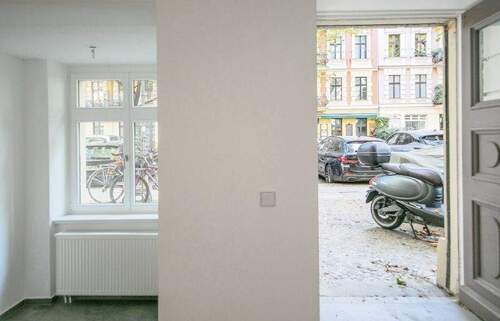 ladeneingang - Am Kollwitzplatz: Laden im VH mit direktem Zugang von der Husemannstr.