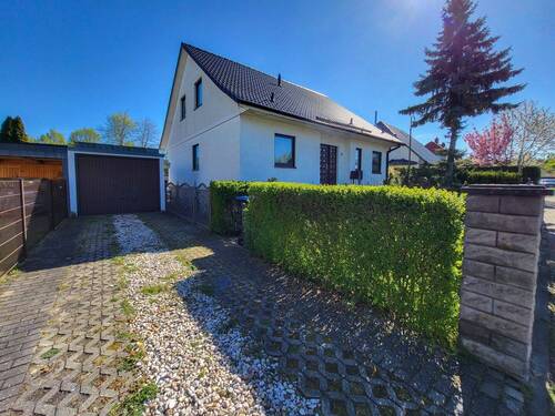 Garagenzufahrt - Einfamilienhaus mit 119,00 m&sup2; in Brandis zum Kaufen