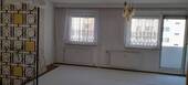 Wohnzimmer mit Zugang zum Balkon - 