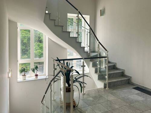Treppenhaus mit Aufzug - 