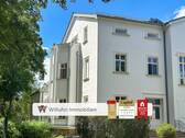 Seitenansicht der Villa - Charmante Denkmalwohnung mit Westbalkon l Aufzug 