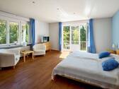 Masterbedroom mit angrenzendem Bad und Balkon - 