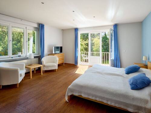 Masterbedroom mit angrenzendem Bad und Balkon - 