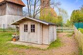 ein Gartenhaus sorgt für Abstellmöglichkeiten der Gartengeräte - 