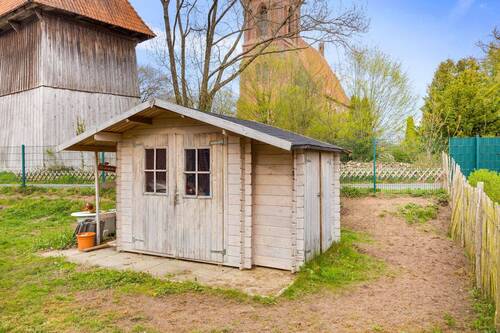 ein Gartenhaus sorgt für Abstellmöglichkeiten der Gartengeräte - 