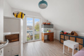 gemütliches Schlafzimmer mit bodentiefem Fenster - 