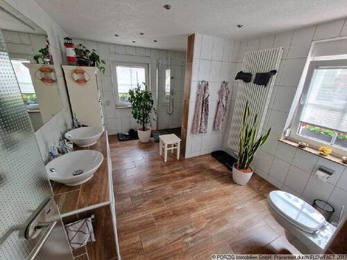 Bad im EG - 7 Zimmer Mehrfamilienhaus, Wohnhaus in Mülsen