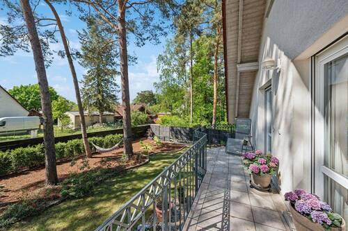 Balkon mit Blick in den Garten - 