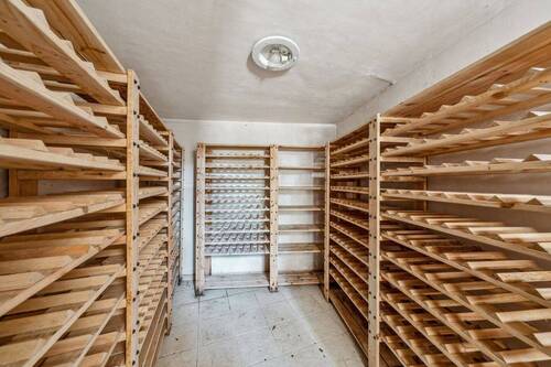 Weinkeller in der unteren Ebene der Garage - 