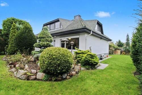 Blick auf Terrasse - Eigene Scholle: Solides EFH mit schönem Garten in Sackgassenlage