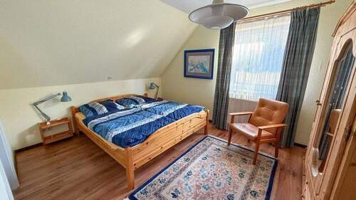 Schlafzimmer im Dachgeschoss der Wohneinheit - 