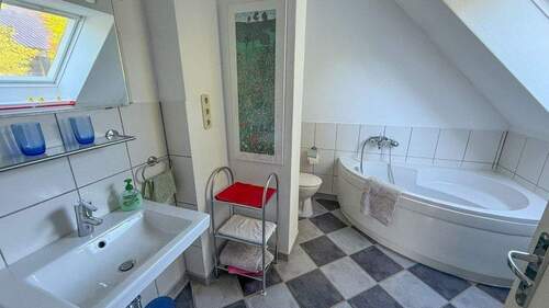 Wannenbad im Dachgeschoss der Wohneinheit - 
