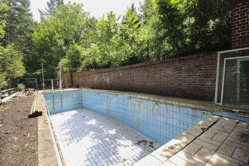 Großer Pool - Grundstück in Stuttgart zum Kaufen