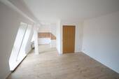 Wohnzimmer mit halboffener Küche - 