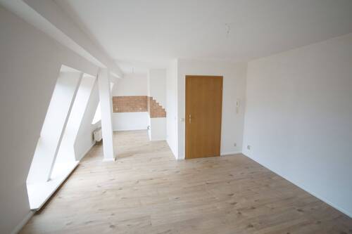 Wohnzimmer mit halboffener Küche - 