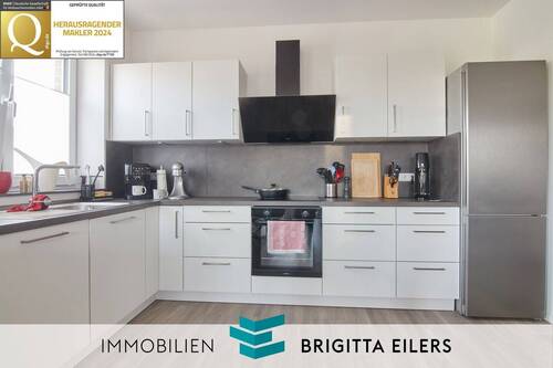 Bild 1 - Ab 01.08: Barrierearme 4-Zimmer-Wohnung mit Nolte-Einbauküche, herrlichem Balkon u. Stellplatz!