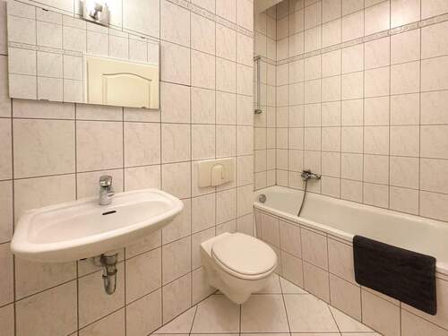 Badezimmer mit Wanne - 