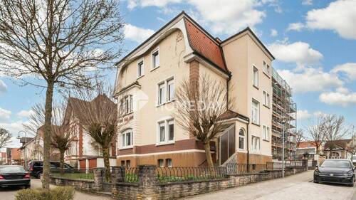 Außenansicht 1 - Charmante Vierzimmerwohnung mit 108 m², Einbauküche, modernisiertem Tageslichtbad und Garage
