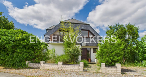Straßenansicht - Reizvolles Einfamilienhaus mit Einliegerwohnung in beliebter Lage von Krefeld-Fischeln