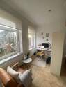 Wohnraum mit Arbeitsecke.jpg - Köln Kalk gemütliches * Single - Studenten * Apartment im 2. Obergeschoss, kleinere Diele, Bad mit Badewanne, Kellerraum