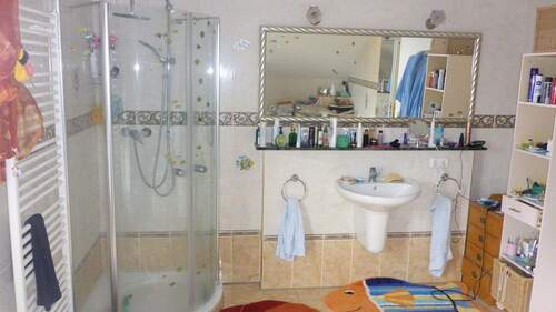 Bad oben 2 - Dusche 16,5 qm - 