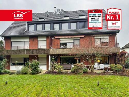 Rückseitige Hausansicht - Große Erdgeschosswohnung mit Balkon, Gartenblick und Garage!