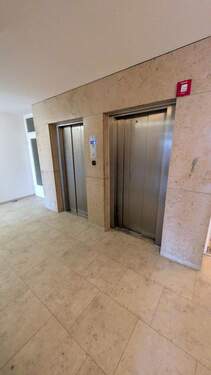 Hausflur mit Aufzügen - 