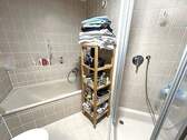 Bad mit Wanne u. Dusche - 