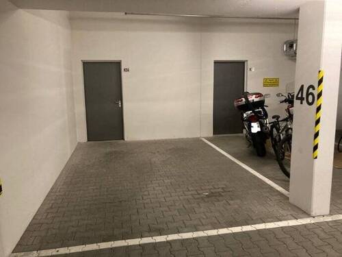 Parkplatz und Kellerraum - 
