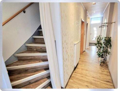 EG Flur mit Treppenaufgang - 