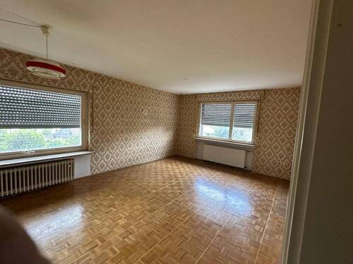 Helles Eck-Wohnzimmer mit Parkettboden - 6 Zimmer Mehrfamilienhaus, Wohnhaus in Neubrunn