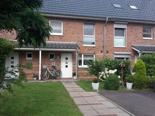 Außenansicht - Familienfreundliches Reihenhaus mit zwei Stellplätzen