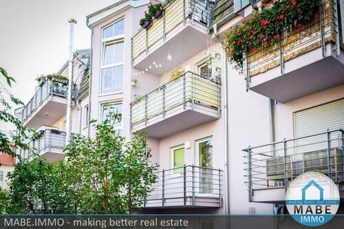 Hausansicht - 2-Raum-Wohnung mit Balkon und Tiefgaragenstellplatz