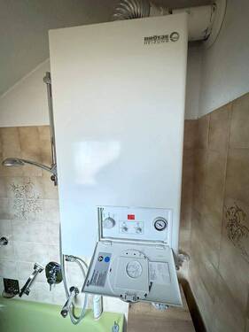 Badezimmer oben Therme.jpg - 